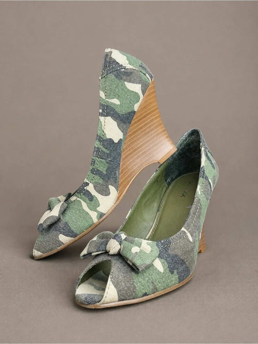 GO MAX Camo Peep-Toe Bow Wedges | Size 8 | Y2K